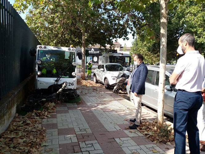 Imagen de la limpieza de hojas (AYTO. GRANADA) 