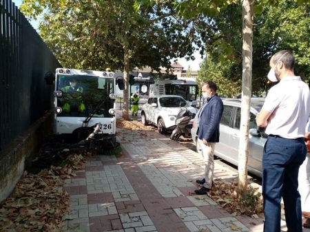 Imagen de la limpieza de hojas (AYTO. GRANADA) 