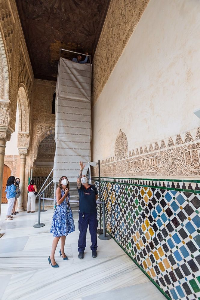 La Alhambra restaura el alfarje del pórtico norte del Patio de Comares (LUCÍA RIVAS/PAG) 