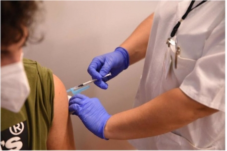Un adolescente recibe la primera dosis de la vacuna Pfizer (JORGE GIL / EUROPA PRESS) 