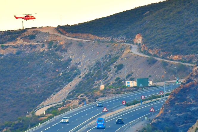 El Súper Puma del Infoca cruzando la A7 (INFOCA) 