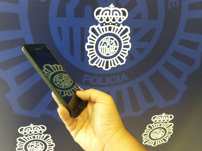 Imagen de uno de los móviles recuperados (POLICÍA NACIONAL) 