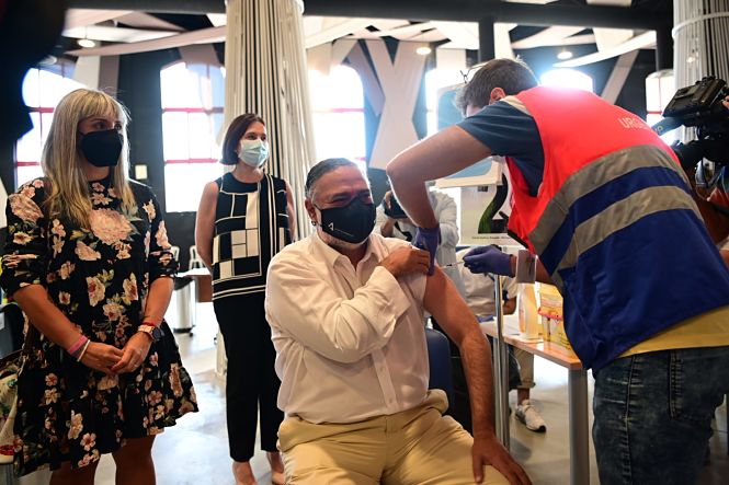 El Delegado del gobierno, pablo García recibe la vacuna (JUNTA)