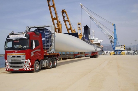 Operativa de eólicos en el muelle de las Azucenas (PUERTO DE MOTRIL) 