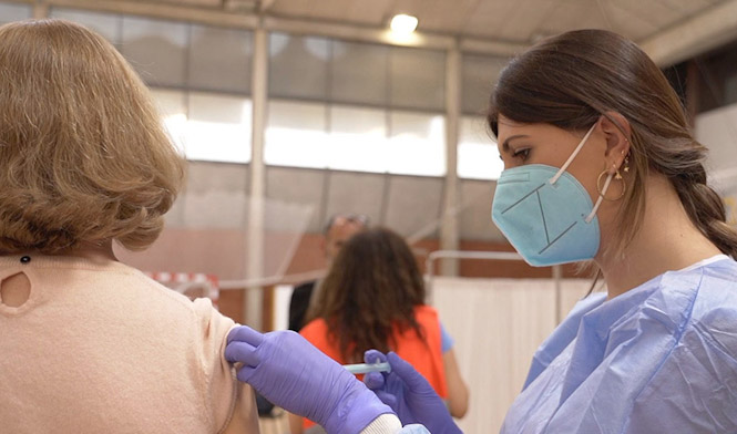 Una mujer recibe la primera dosis de la vacuna contra el Covid-19 (JUNTA DE ANDALUCÍA) 
