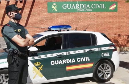 Un agente de la Guardia Civil, junto a un vehículo del cuerpo (GUARDIA CIVIL) 