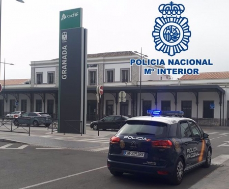 Un coche de la Policíaa Nacional en la estación de tren de Granada (POLICÍA NACIONAL) 