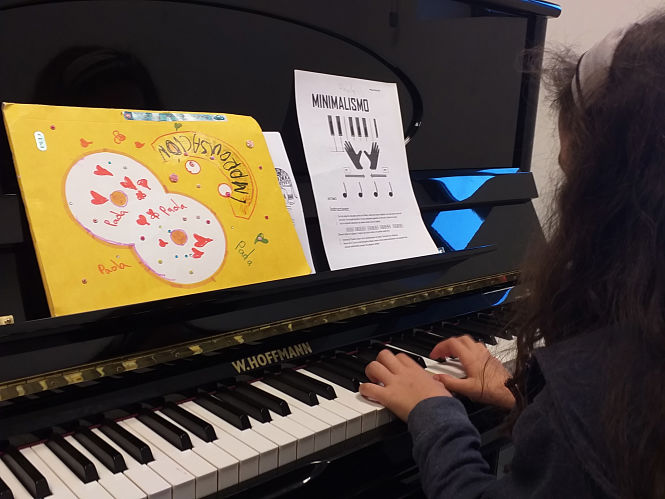 Una niña llevando a cabo una improvisación musical (UGR)