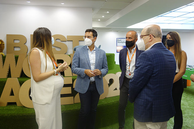 Imagen de la visita a SIDN (JAVIER ALGARRA / AYUNTAMIENTO)