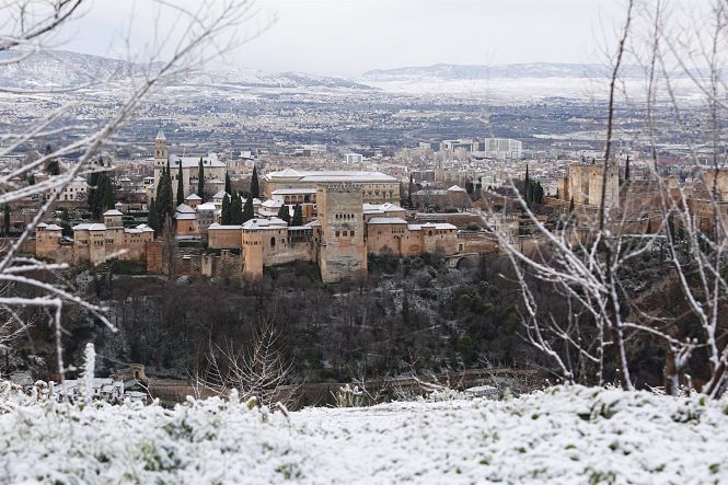 la Alhambra vista desde la zona alta del Albaicin junto a San Miguel Alto(ÁLEX CÁMARA / EUROPA PRESS)