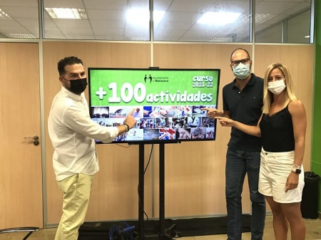 A la izqda, Noel López, alcalde de Maracena, a la derecha Desiré López, Concejala de Juventud y Francisco Javier Pérez, Concejal de Cultura (AYTO. MARACENA)