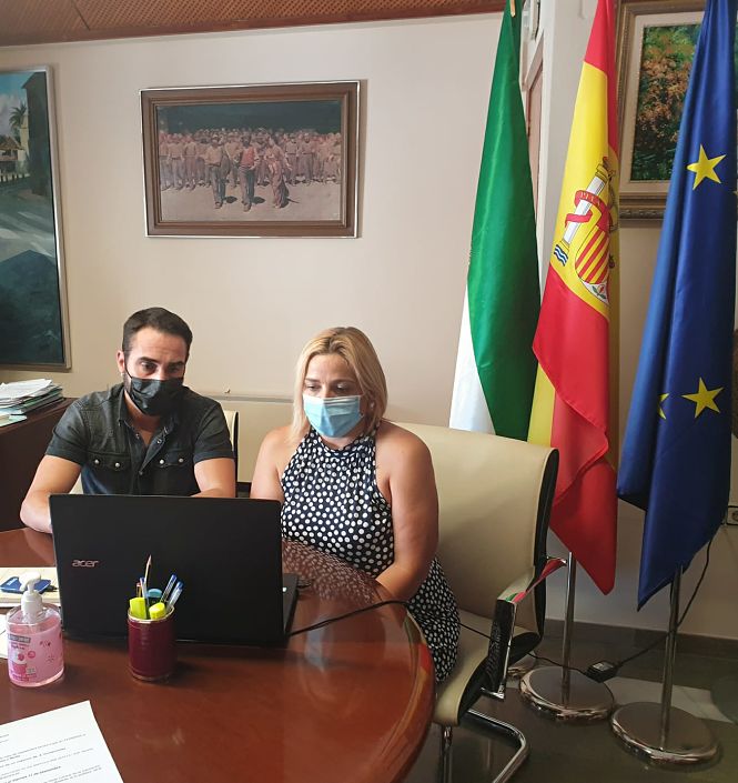 El concejal de Educación y la alcaldesa de La Zubia, durante su reunión telemática con la delegada de Educación de la Junta de Andalucía (AYTO. LA, ZUBIA) 