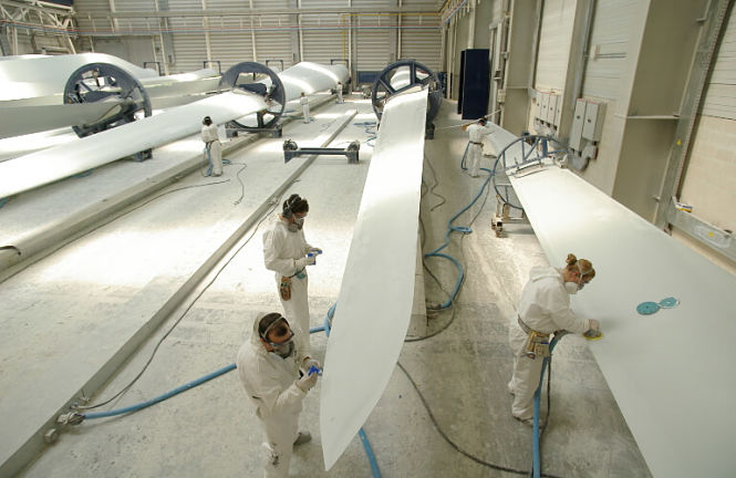 Investigadores con las turbinas (JUNTA) 