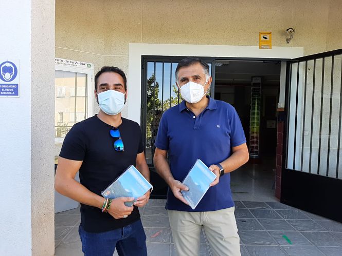 el concejal de Educación de La Zubia, Antonio Arquelladas, y el director del centro, durante el reparto de las agendas en el IES Laurel de la Reina (AYTO. LA ZUBIA)