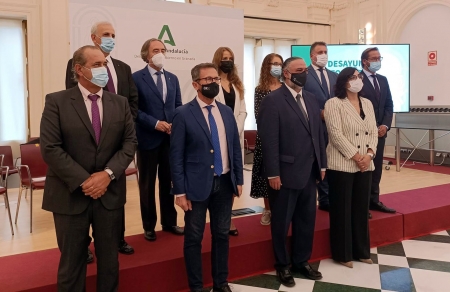 Pablo García con el equipo de delegados provinciales de la Junta de Andalucía (EUROPA PRESS)