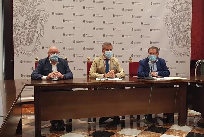 Gregorio García, a la izquierda en la imagen, con los ediles del PP César Díaz y Luis González, en una imagen de archivo (AYUNTAMIENTO) 