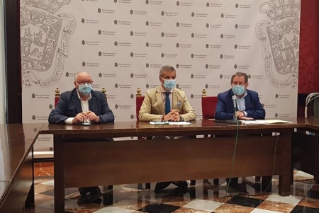 Gregorio García, a la izquierda en la imagen, con los ediles del PP César Díaz y Luis González, en una imagen de archivo (AYUNTAMIENTO) 