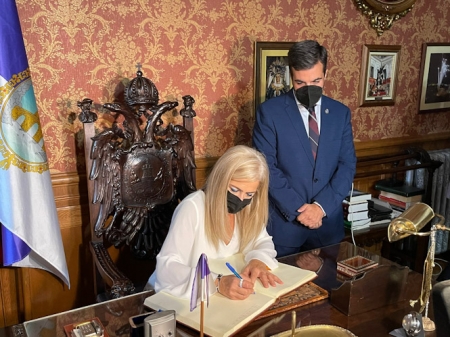 Patricia del Pozo ha firmado en el libro de honor del Ayuntamiento (JUNTA)