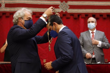 Pleno del Ayuntamiento de Granada para la elección del nuevo alcalde de la ciudad, Francisco Cuenca del PSOE, en la imagen tomando posesión del cargo, a 7 de julio del 2021 en Granada, Andalucía (ÁLEX CÁMARA - EUROPA PRESS) 