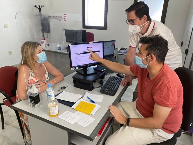 La concejala junto a los técnicos de RRHH del Ayuntamiento de Vegas (AYTO. VEGAS DEL GENIL) 