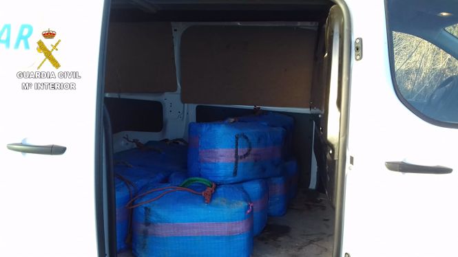 Interceptado un vehículo con más de 300 kilos de hachís en la A-92N, en Granada, tras embestir a la Guardia Civil (GUARDIA CIVIL) 