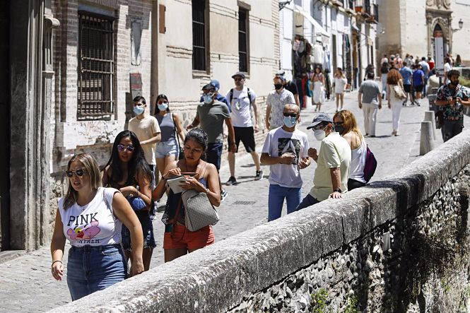 Turistas con y sin mascarillas por las calles de Granada (ÁLEX CÁMARA - EUROPA PRESS) 