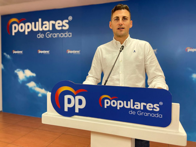 El parlamentario andaluz del PP de Granada Rafael Caracuel esta mañana en la sede provincial del PP de Granada (PP) 