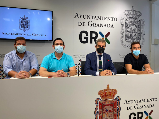 César Díaz con representantes de Alhambra Bus (PP) 