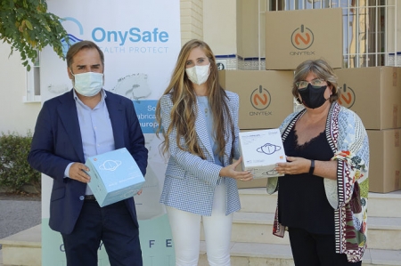 Entrega de mascarillas en el Colegio Reyes Católicos del Zaidín (JAVIER ALGARRA / AYUNTAMIENTO) 