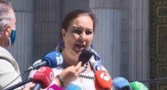 La presidenta de la Asociación de Víctimas del Terrorismo (AVT), Maite Araluce, lee un manifiesto frente al Congreso (EUROPA PRESS)