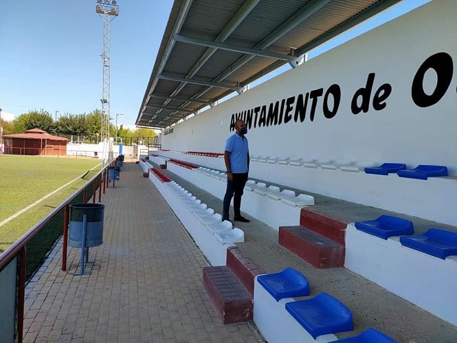 visita del alcalde de Otura al campo de fútbol para comprobar cómo ha quedado la reforma (AYTO. OTURA)