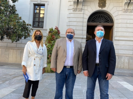 Eva Martín, José Robles y Fernando Pérez en la Plaza del Carmen (PP) 