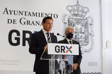 Luis Salvador, durante una rueda de prensa en el Ayuntamiento de Granada el 1 de julio de 2021, en que anunció que dejaba el cargo de alcalde de Granada, en presencia de José Antonio Huertas (ÁLEX CÁMARA - EUROPA PRESS) 