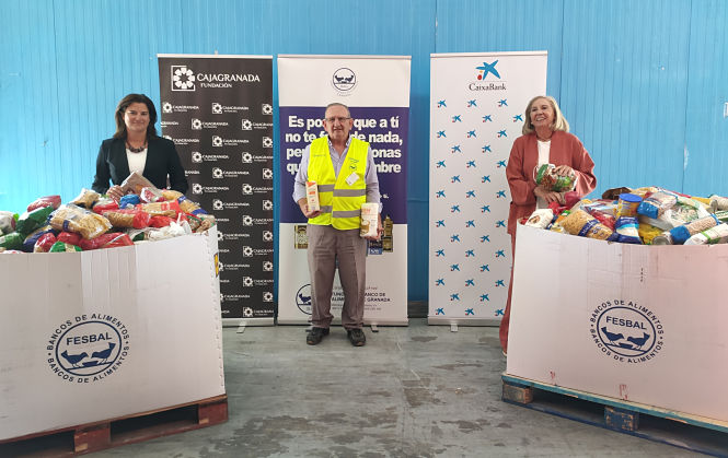 la directora del Área de Negocio de CaixaBank en Granada, Mar Porcel; el presidente del Banco de Alimentos de Granada, Indalecio García; y la presidenta de CajaGranada Fundación, María Elena Martín-Vivaldi.(CAJA GRANADA FUNDACIÓN)