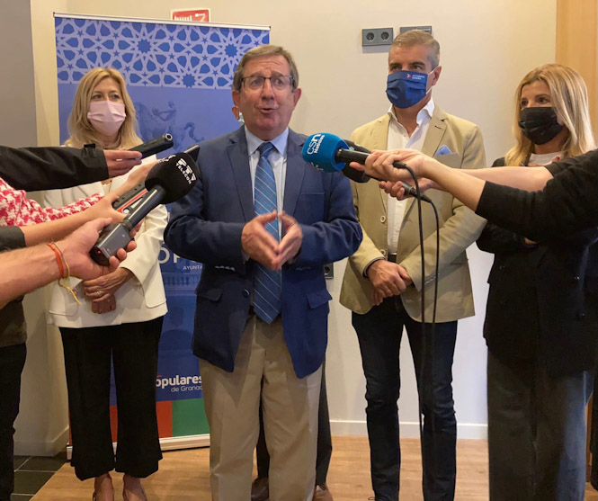 El concejal del PP en el Ayuntamiento de Granada, Luis González, atiende a los medios (PP) 