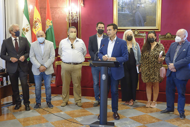 El Alcalde de Granada, Francisco Cuenca ha anunciado las medidas (JAVIER ALGARRA / AYUNTAMIENTO) 