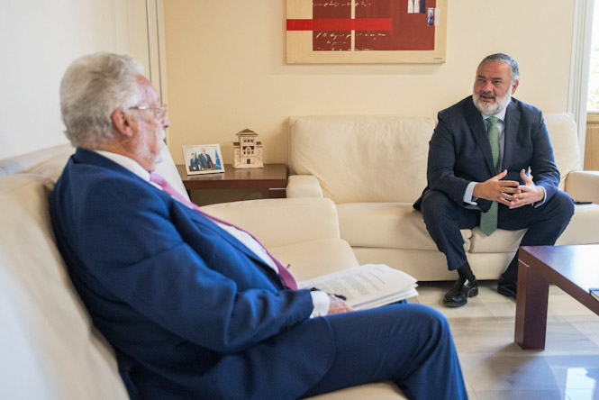 Imagen de la reunión entre Pablo García y Jesús Maeztu (JUNTA)