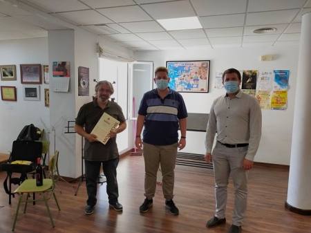 El alcalde y el concejal de Fiestas junto al autor del himno oficial de Monachil (AYTO. MONACHIL) El alcalde y el concejal de Fiestas junto al autor del himno oficial de Monachil (AYTO. MONACHIL)