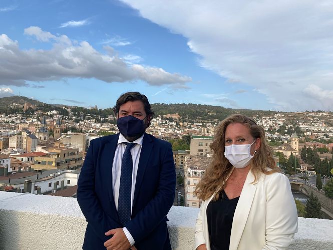 Joaquín López-Sidro junto a Ruth Martos (CIUDADANOS) 