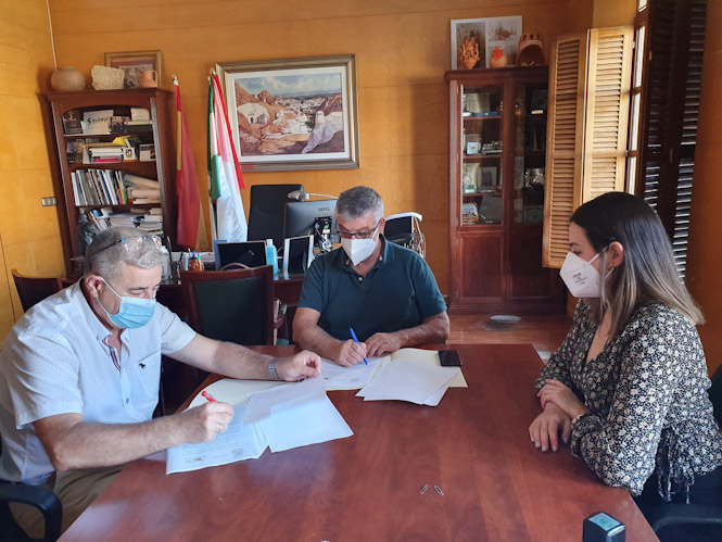 Imagen de la firma del convenio (AYTO. GUADIX)