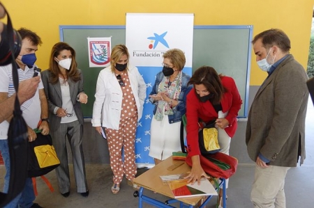 Cerca de 1.100 escolares granadinos en situación de vulnerabilidad vuelven a clase este curso estrenando material escolar a través de la iniciativa impulsada por Ayuntamiento, Fundación La Caixa y CaixaBank (AYUNTAMIENTO DE GRANADA) 