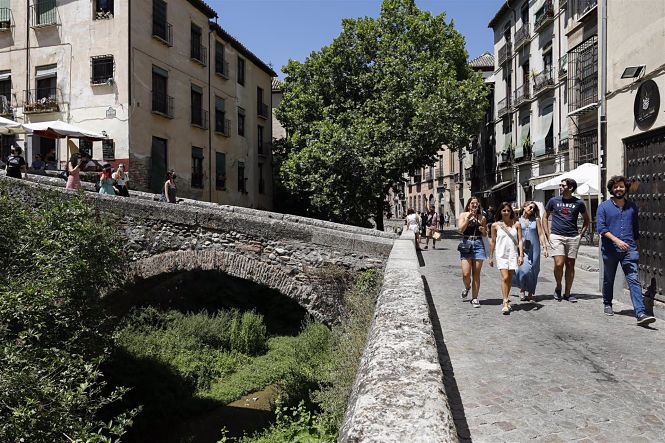 Turistas por las calles de Granada en una imagen de archivo (ÁLEX CÁMARA - EUROPA PRESS) 