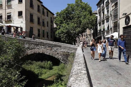 Turistas por las calles de Granada en una imagen de archivo (ÁLEX CÁMARA - EUROPA PRESS) 