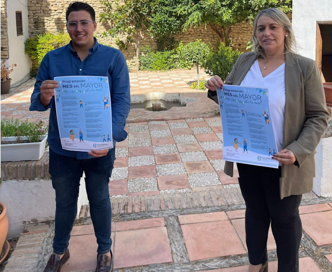 El concejal de Mayores, Mariano Beltrán, junto a la alcaldesa de Las Gabias, María Merinda Sádaba, presentan la programación dedicada a los mayores del municipio (AYTO. LAS GABIAS)