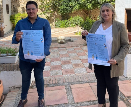 El concejal de Mayores, Mariano Beltrán, junto a la alcaldesa de Las Gabias, María Merinda Sádaba, presentan la programación dedicada a los mayores del municipio (AYTO. LAS GABIAS)