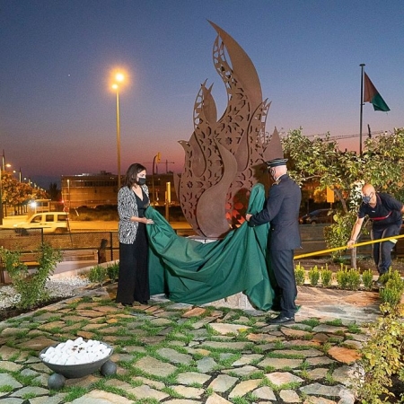 El Parque Norte de Bomberos luce una escultura en memoria de los bomberos fallecidos en acto de servicio (AYUNTAMIENTO DE GRANADA)