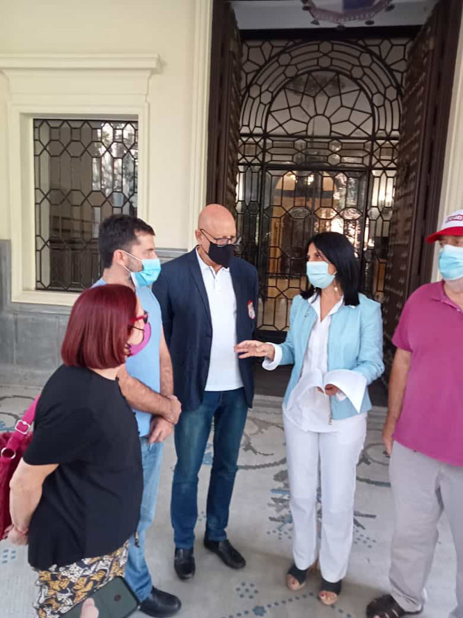Entrega del escrito a la subdelegada del Gobierno (UGT)