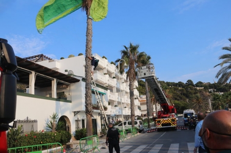 Imagen del rescate del parapentista (AYTO. ALMUÑECAR) 