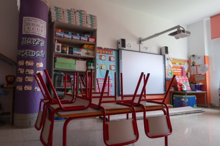 Mesas y sillas recogidas en un aula (IVÁN TERRÓN - EUROPA PRESS) 