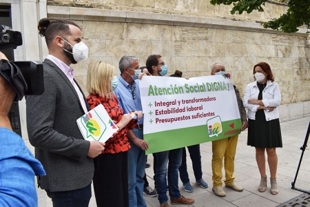 Concentración en la sede de la Delegación del gobierno (IU)
